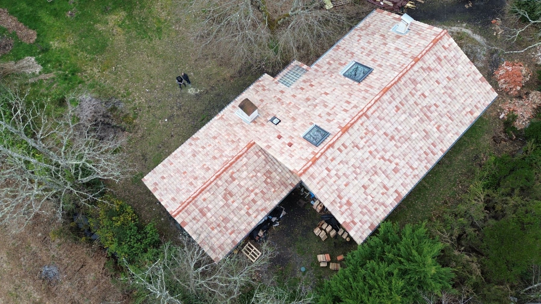 Couverture rénovée à Naujac-sur-Mer vue par drone