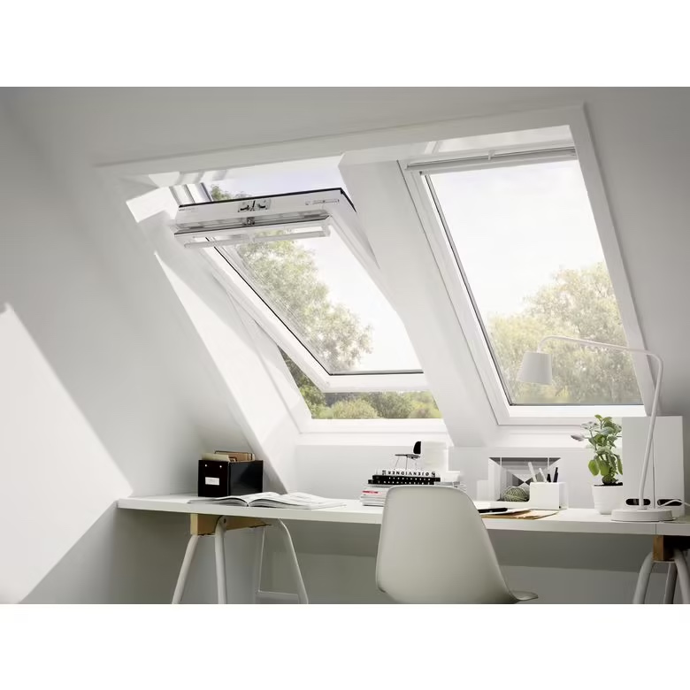 Bureau lumineux aménagé avec deux fenêtres de toit VELUX